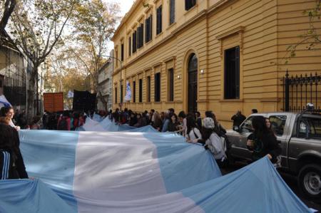 Resultado de imagen para abrazo al mariano acosta